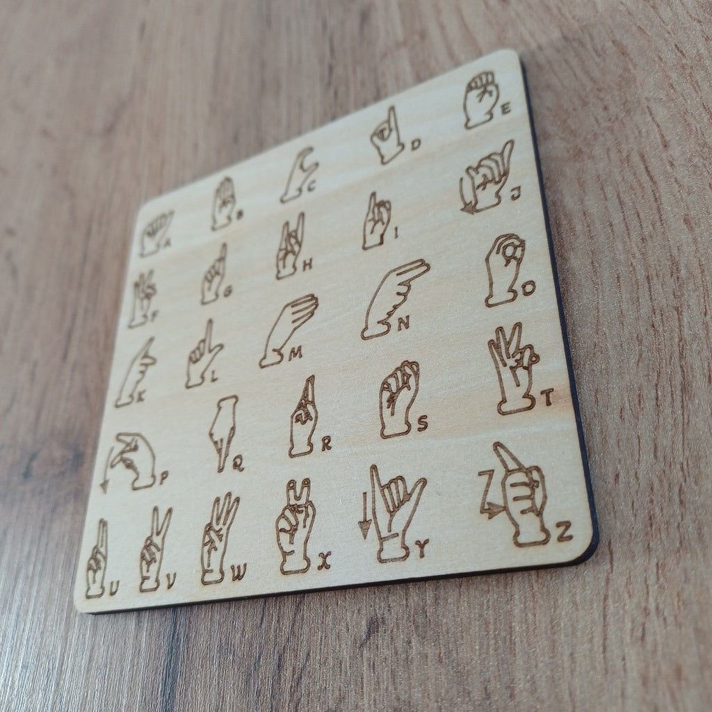 Sous-verre en bois gravé alphabet en Langue des signes française